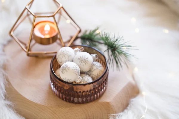 Natal festivo bolas brancas decoração com vela em madeira b — Fotografia de Stock