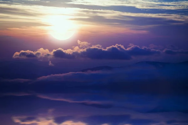 Prachtige Rustige Zonsopgang Met Lake Landschap Vreedzame Meerzicht Met Zon — Stockfoto