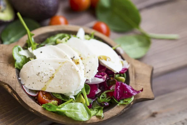 Healthy Salad Green Leaves Red Cabbage Tomatoes Radish Mozarella Cheese — Stock Photo, Image