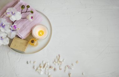 Spa natürmort ayarıyla orkide çiçek, doğal sabun, petrol ve mum, spa natürmort kümesinin üstten görünüm 