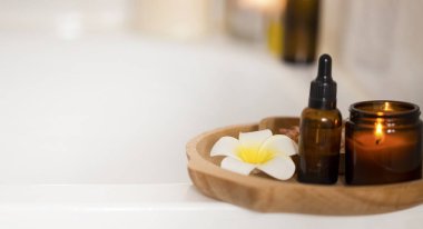 Spa natürmort mum, vücut yağ ve frangipani çiçek ahşap plaka, ev spa ve ayarlama, Aromaterapi ile temiz güzellik