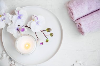 Spa natürmort ayarının orkide çiçek, havlu ve mum, spa natürmort üstten görünüm