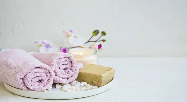 Spa Stilleven Met Orchideebloem Natuurlijke Zeep Handdoeken Kaars Spa Aromatherapie — Stockfoto