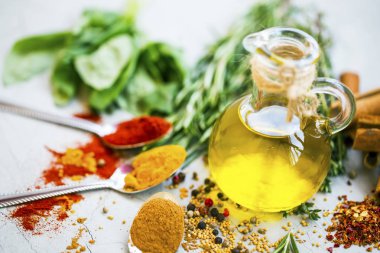 Taze zeytin yağı şişe baharat ve otlar, organik sağlıklı yağlar zeytinyağı ile