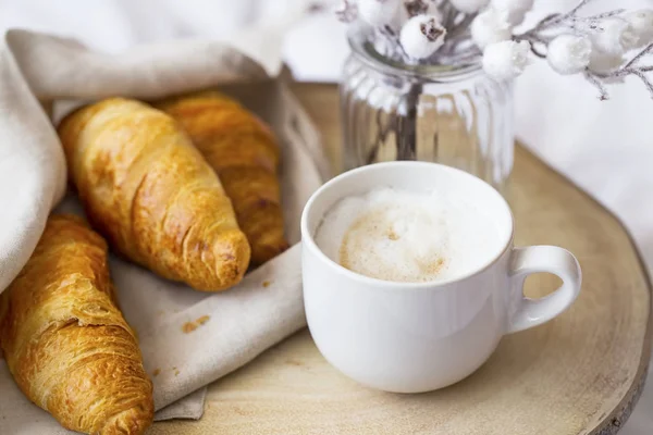 Cappuccino Šálek Kávy Smetanou Chutné Pečené Croissanty Ráno Snídaně Croissanty — Stock fotografie