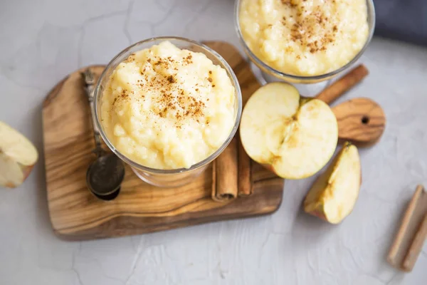 Tarçın Elma Ile Bardak Pirinç Süt Puding Tatlısı Lezzetli Konfor — Stok fotoğraf