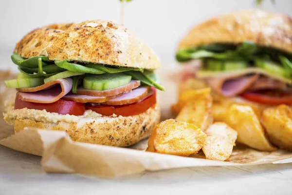 Sandwiches Hamburguesa Con Jamón Rodajas Pepino Lechuga Tomate Patatas Cuña — Foto de Stock