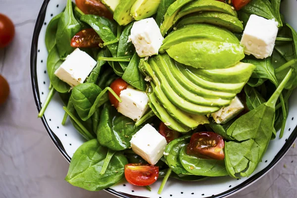 Ensalada Saludable Con Espinacas Frescas Tomates Queso Feta Rodajas Aguacate —  Fotos de Stock