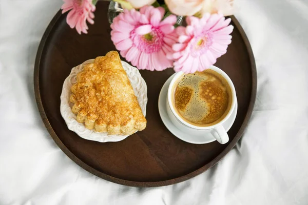 Cama Desayuno Vista Superior Con Café Expreso Fresco Pastelería Flores —  Fotos de Stock