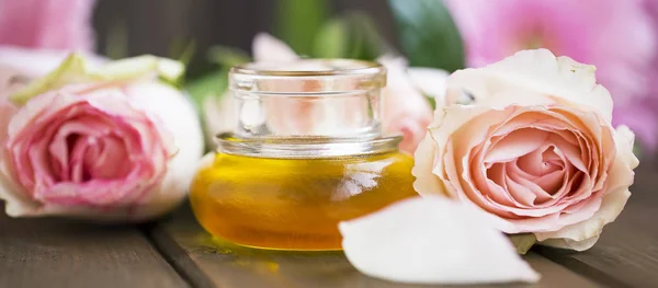 Růžový Olej Květinami Lázně Aromaterapeutické Oleje — Stock fotografie
