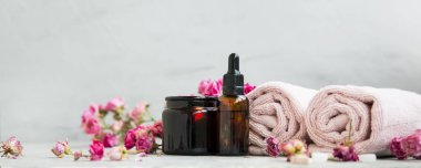 Spa natürmort ayarı mum, esans, gül ve havlu, spa ve sağlıklı yaşam ayarı kavramı, temiz güzellik spa arka plan kompozisyonu