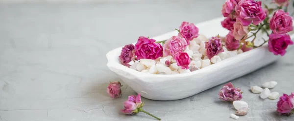 Spa Stilleven Instelling Met Bad Zout Rozen Bloemen Selectieve Aandacht — Stockfoto