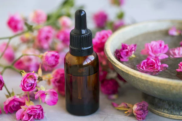 Spa Bodegón Con Aceite Rosa Tratamiento Floral Belleza Agua Rosas — Foto de Stock