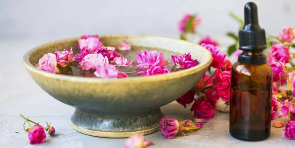 Květinová Voda Růže Růžového Oleje Kosmetické Ošetření Wellness Zátiší Růží — Stock fotografie