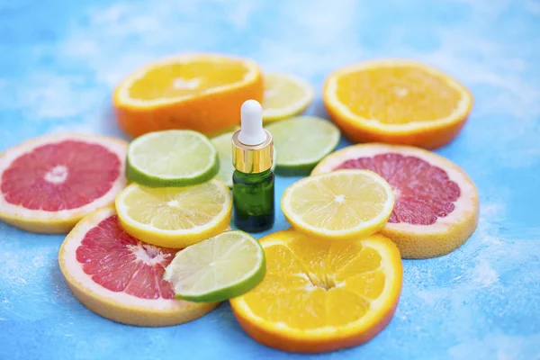 柑橘油瓶 配石灰 柠檬和果果片 有机草药植物柑橘提取物油 — 图库照片