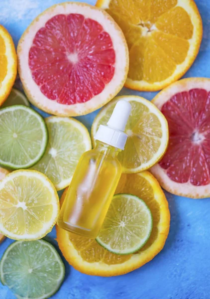 Citrus Olie Fles Met Kalk Sinaasappel Citroen Grepfruit Segmenten Biologische — Stockfoto