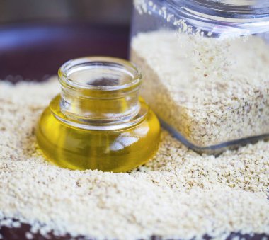 Buğday tohumu yağı, buğday tohumu yağı şeffaf şişe buğday tohumu kavanoz ile closeup. sağlıklı gıda içerikler 