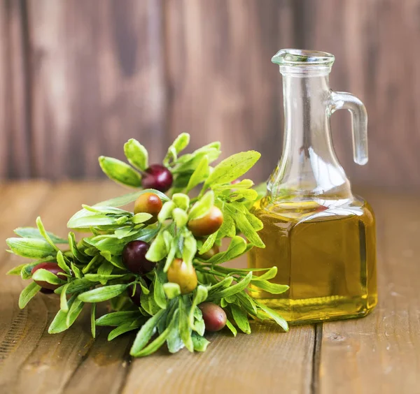 Bottiglia Olio Biologico Con Olive Foglie Sul Tavolo Legno — Foto Stock