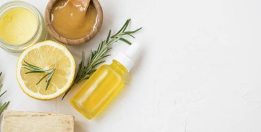Organik doğal cilt bakımı ürünleri ile limon ve biberiye yağı bitkisel, manuka tatlım, doğal sabun ve merhem merhem, Organik Cilt Bakımı spa ürünleri ile ev yapımı tedavi, kopya alanı ile üstten görünüm 