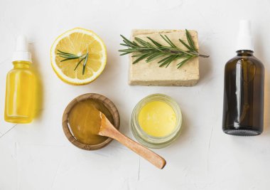 Organik Cilt Bakımı malzemelerle manuka bal, limon, biberiye, yüz, salve merhem, doğal sabun ve yüz su spreyi, doğal bitkisel spa kozmetik ürünleri üstten görünüm