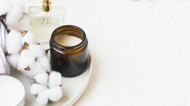 Spa natürmort ayar beyaz pamuk tomurcukları ve havlu, kokulu mum ve parfüm şişesi, en az iç natürmort ve dekor