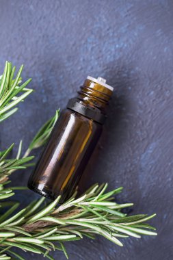 Biberiye yağı, Aromaterapi uçucu yağ şişe, tıbbi bitki ve yiyecek çeşni, doğal bitkisel bitki petrol çıkarmak üstten görünüm  