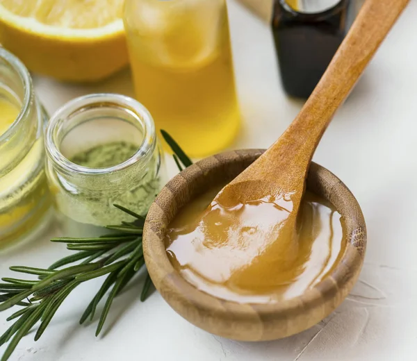 Organik Cilt Bakımı malzemelerle manuka tatlım, yağlar, kil ve biberiye bitki, spa natürmort ürünleri closeup tatlım. 