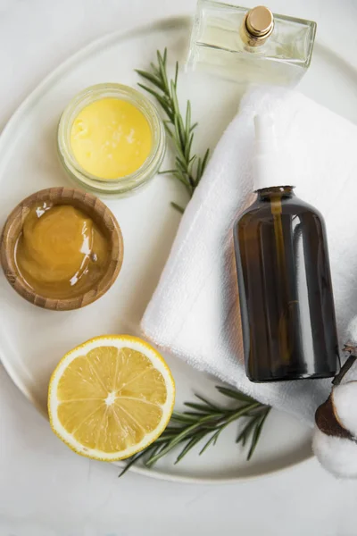 Bio Pflegebestandteile Mit Handtuch Gesichtsnebel Und Manuka Honig Natürliche Behandlungsbestandteile — Stockfoto