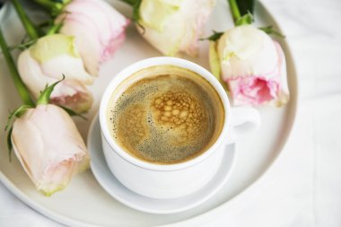 Sabah kahve Kupası ile yatak, en iyi görünüm, Romantik Oda Kahvaltı veya kahve, rahat yaşam tarzı konsepti içinde bir tepsi içinde gül buketi