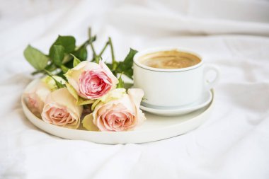 Gül buketi içinde bir tepsi yatak, en iyi görünüm, Romantik Oda Kahvaltı veya kahve ile sabah kahve Kupası