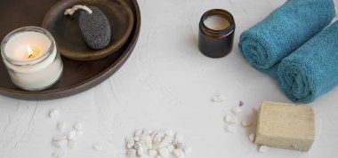 Banyo tuzu, mum, havlu ve doğal sabun, doğal spa ayrıntıları ile Spa natürmort kompozisyon