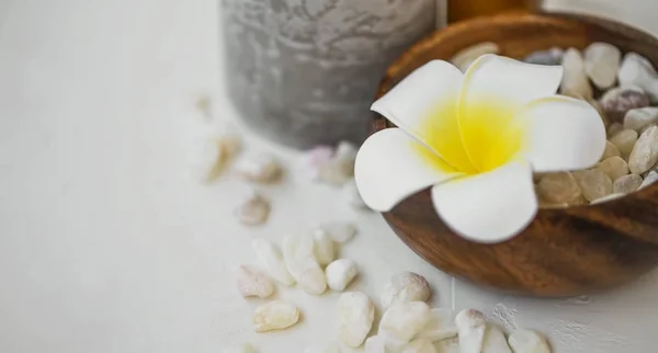 Spa Frangipani Blomma Bambu Skål Med Badsalt Och Ljus Spa — Stockfoto