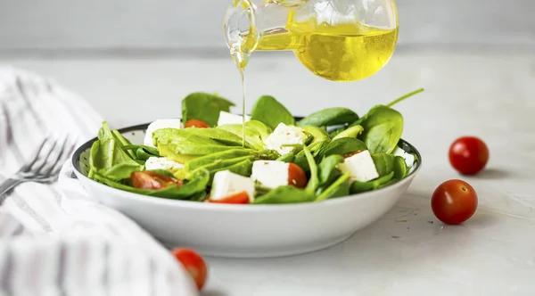 Наливання Оливкової Олії Здорові Зелені Овочі Сирний Салат Здорове Харчування — стокове фото