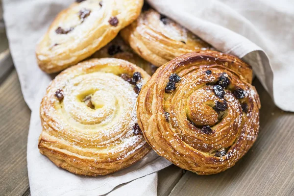 Rollos Pastelería Con Pasas Azúcar Polvo Parte Superior Sabrosos Bollos —  Fotos de Stock