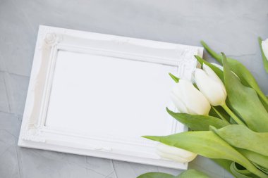 Beyaz Lale ile boş çerçeve kopya alanı, Bahar anneler günü tebrik, kopya alanı ile güzel bahar Lale buketi Üstten Görünüm