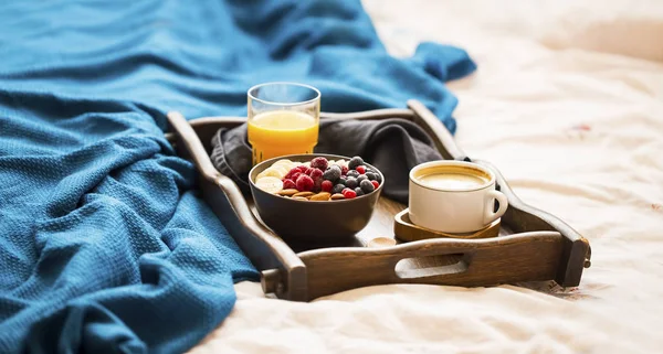 Bed Breakfast Lat Morgon Frukost Träbricka Säng Filten Med Müsli — Stockfoto