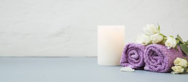 Spa havlu, gül çiçek, banyo tuzu ve ayarlama mum, sağlık ve spa natürmort kompozisyon ile natürmort