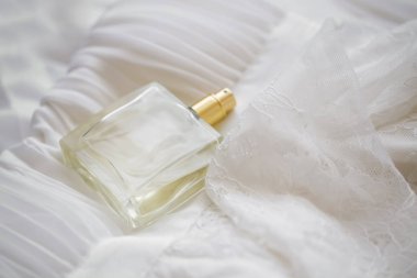 Beyaz dantel ve ipek gelin elbise, şeffaf şişe parfüm seçici odak narin gelin parfüm