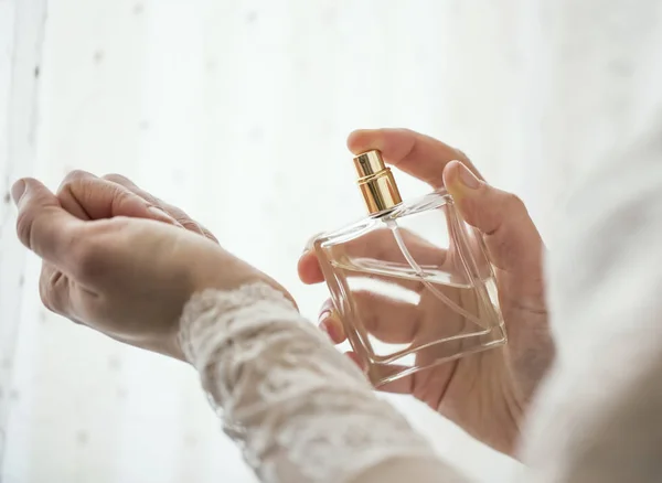 Mãos Noiva Aplicando Perfume Seu Pulso Close Foco Seletivo — Fotografia de Stock