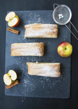 Apple strudel yukarıdan pasta, elma ve tarçın, tatlı lezzetli elma tatlısı ile ev yapımı pasta