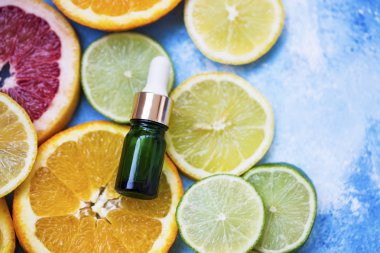 Narenciye petrol şişe, Aromaterapi limon, portakal, grepfruit ve limon yağı ve dilimleri, üstten görünüm