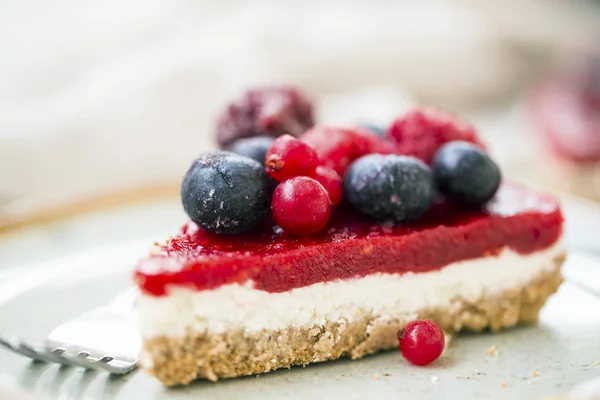 Pastel Crudo Con Bayas Postre Vegano Crudo Con Bayas Frescas — Foto de Stock