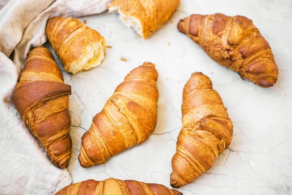 焼きたてクロワッサン平面図の新鮮なフランスのクロワッサン パンの朝食 — ストック写真