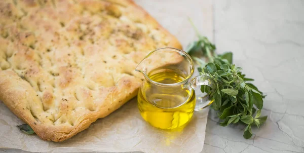 Focaccia 橄榄油和牛至草本植物 新鲜出炉的意大利面包与地中海成分 — 图库照片