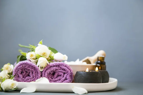 Spa Stilleven Met Kaarsen Handdoeken Bloemen Grijze Achtergrond Kopie Ruimte — Stockfoto