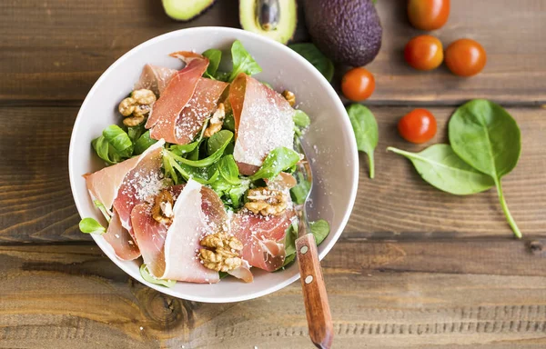 Saladeira Com Presunto Prosciutto Queijo Parmesão Nozes Folhas Verdes Frescas — Fotografia de Stock