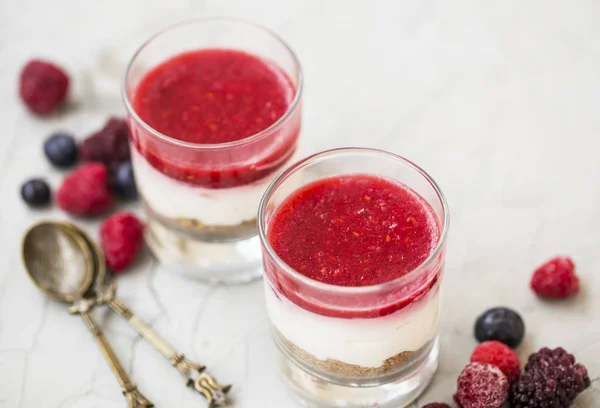 Dolci Vetro Con Strati Biscotti Mascarpone Crema Formaggio Gelatina Frutti — Foto Stock