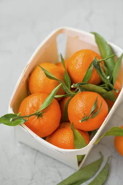 Klementynki Świeżych Owoców Cytrusowych Koszu Zdrowe Organiczne Klementynki Liści — Zdjęcie stockowe
