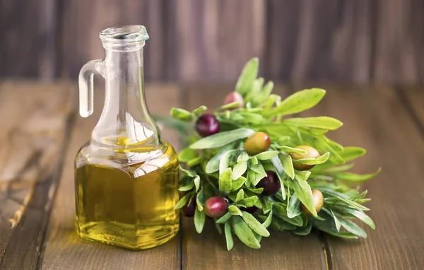 Botella Aceite Oliva Ecológico Con Rama Aceitunas Sobre Fondo Rústico —  Fotos de Stock