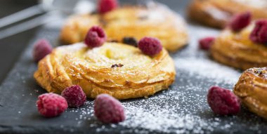 Fransız pasta çörek kuru üzüm, vanilya ve ahududu ile alır. P